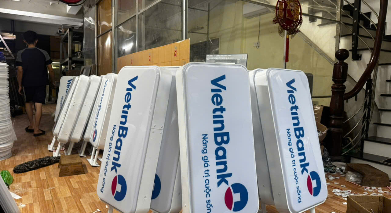Biển vẫy dọc trắng VietinBank - Nâng giá trị cuộc sống do xưởng Ngọc Khánh sản xuất